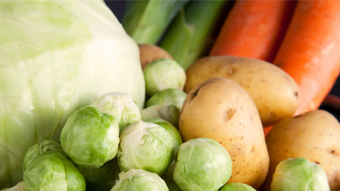 Typisches Gemüse, das im November Saison hat: Weißkohl, Rosenkohl, Karotten und Kartoffeln.